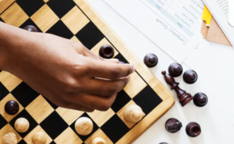 Iemand brengt seo verbeteringen aan in een schaakbordspel en vermijdt de meest gemaakte fouten.