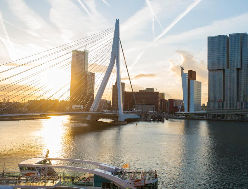 Een brug over een watermassa.