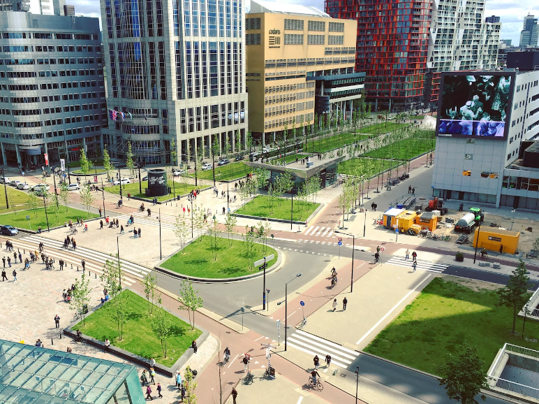 Een groen grasveld midden in de stad.