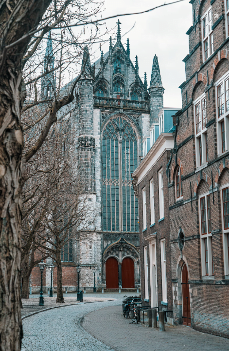 Een geplaveide straat met een kerk op de achtergrond.