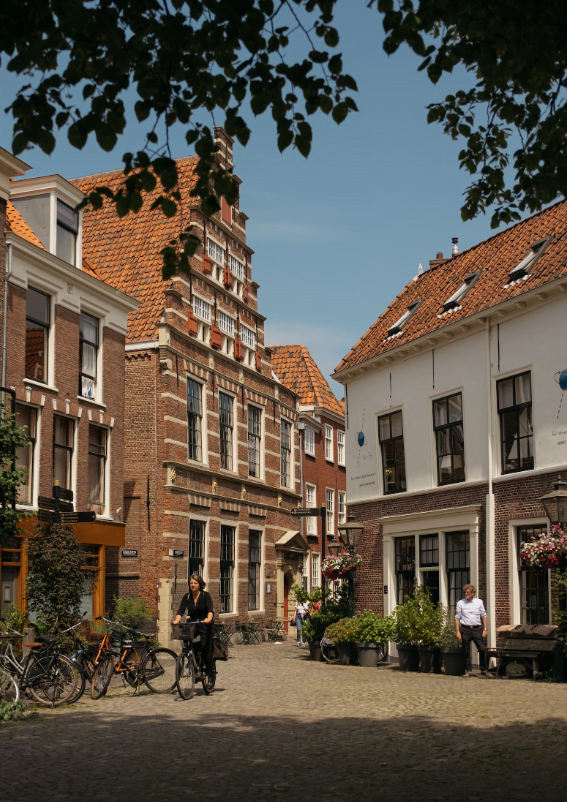 Een bakstenen geplaveide straat.