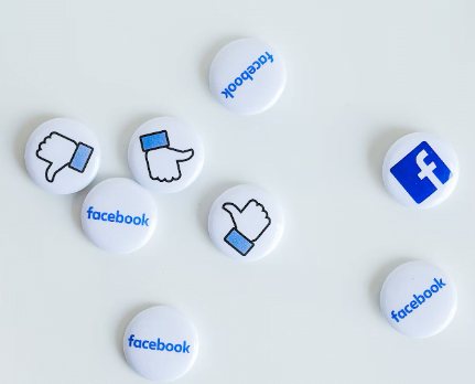 Een Stappenplan Van Knoppen Die Een Social Media Campagne Vertegenwoordigen, Inclusief Een Duim Omhoog En Een Duim Omlaag.