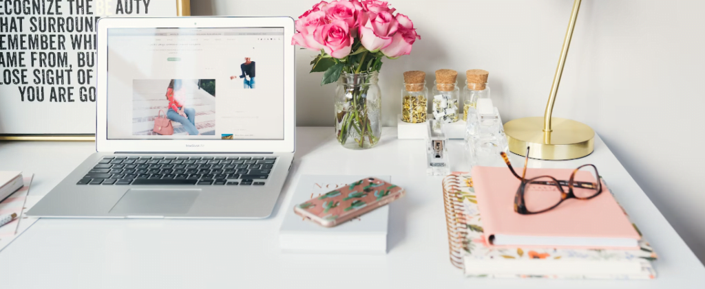 Een Bureau Met Een Laptop, Boeken En Bloemen Ontworpen Om Seo Te Verbeteren En Een Hogere Ranking In Google Te Bereiken.