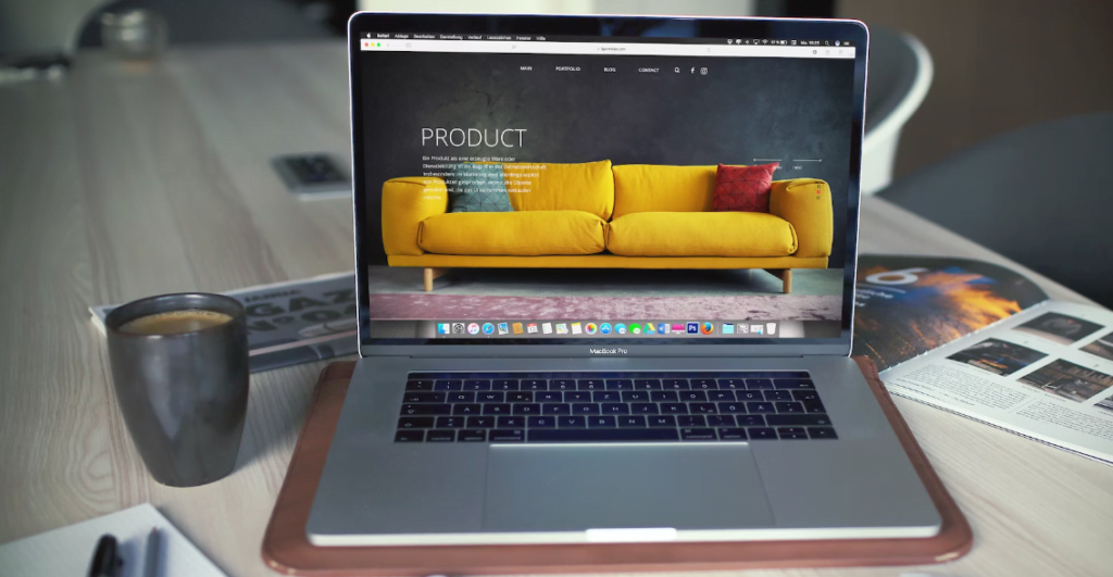 Een Laptop Met Een Bank Erop Staat Op Een Tafel, Optimaliseert De Seo En Streeft Ernaar Hoger Te Scoren In De Zoekresultaten Van Google.