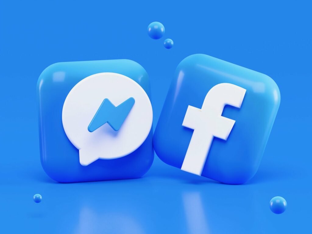 Twee blauwe facebook iconen op een blauwe achtergrond voor een social media campagne.