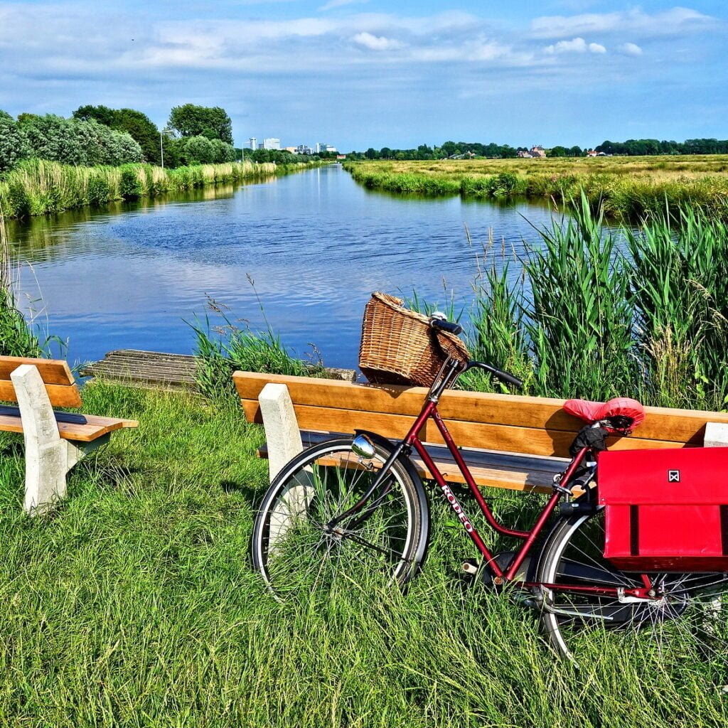 Naast een bankje aan de rivier in Zoetermeer staat een fiets geparkeerd, waardoor deze gemakkelijk online vindbaar is.