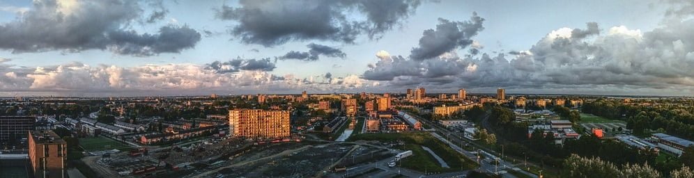 Een panoramisch uitzicht over de stad Zoetermeer met wolken aan de hemel, zodat deze gemakkelijk online te vinden is.